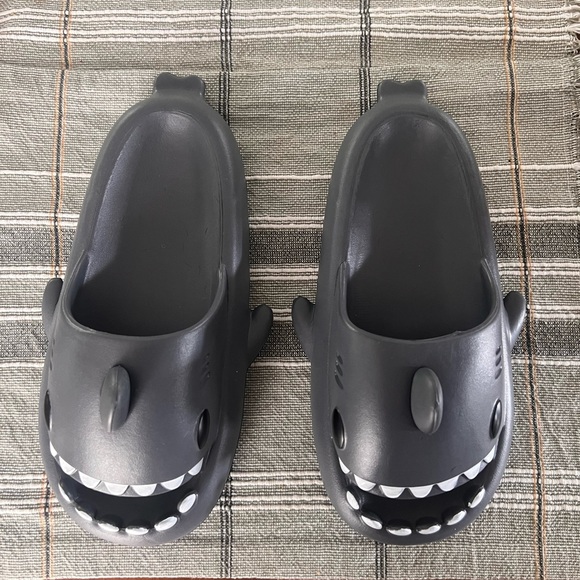 NWB Novelty Cloud Slides women’s 8.5-9.5, men’s 7-8 - Picture 5 of 5